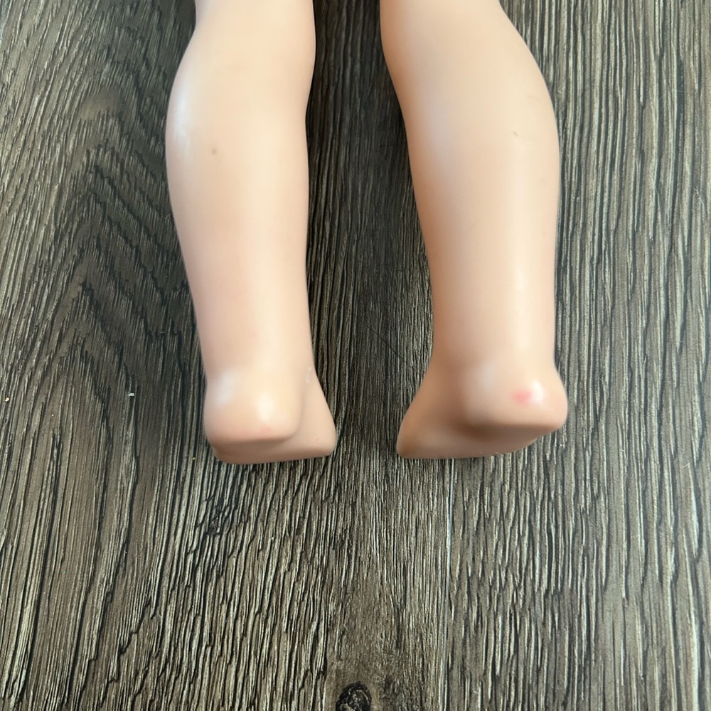 American Girl Doll Wellie Wisher, Willa with Golden Hair and Green Eyes - Picture 5 of 6